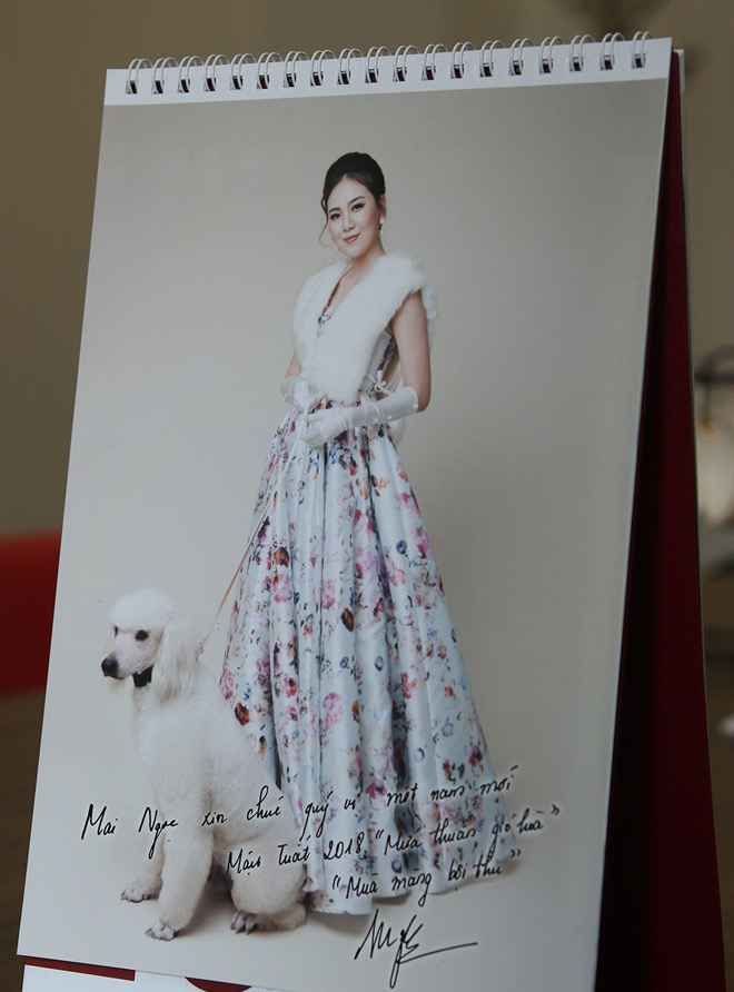 Hoài Anh đọ sắc cùng BTV trẻ nhất của bản tin Thời sự